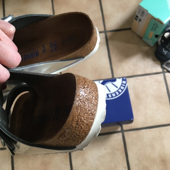 Birkenstock Arizona Silver EUC 37 LOW BALL OFFERS DECLINED $85 IS THE PRICE - Picture 3 of 4